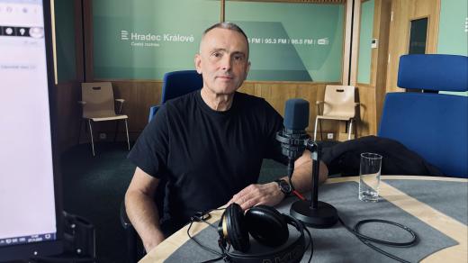 Ladislav Pazdera ve studiu Českého rozhlasu Hradec Králové