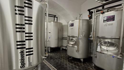 Symbolem pivovaru Splávek se stala vodotečná lať, která odkazuje na blízkost řeky Tichá Orlice