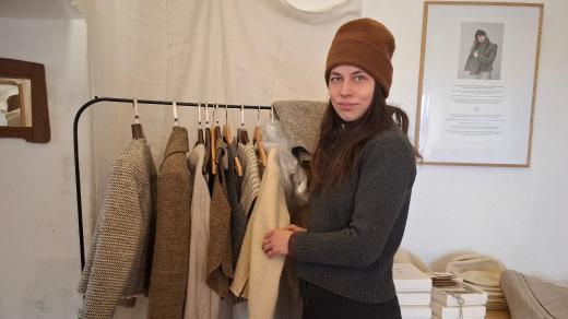 Linda Havrlíková se svými modely kabátků z vlněného sukna