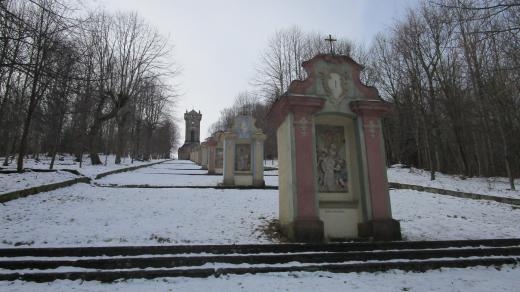 Na Křížové hoře nad obcí Jiřetín pod Jedlovou vzniklo v 18. století poutní místo