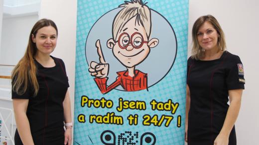 Markéta Kallerová (vlevo) a Zuzana Slabá z oddělení tisku a prevence krajského ředitelství policie Olomouckého kraje