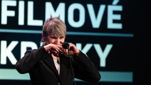 Dojatá Simona Peková převzala cenu pro nejlepší herečku za svůj výkon v hororově laděné komedii Přišla v noci