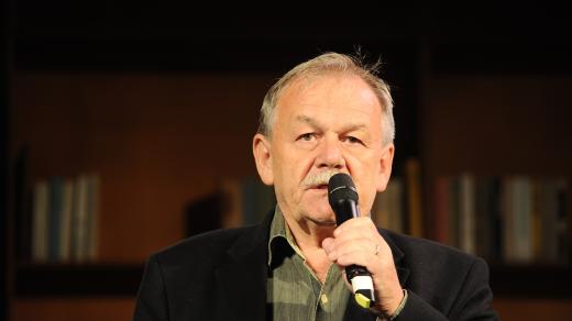 Karel Šíp zpívá
