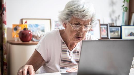 Seniorka používá počítač