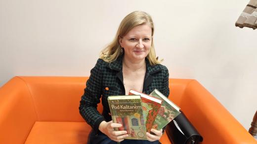 Barbora Majchráková se svými knihami