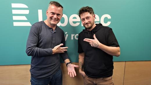 Moderátor Petr Kumpfe a jeho host v Setkání u mikrofonu, hudebník Jakub Lenz