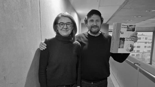 Historička umění a kurátorka Lada Hubatová-Vacková a absolvent Šuřky, grafický designér Petr Babák v ArtCafé