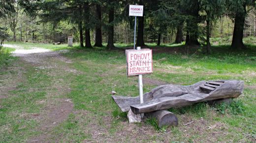 Turistický hraniční přechod na Hraničkách je dnes pojatý humorně. Kdysi se zde na Gieraltovském sedle čile pašovaly zakázané knihy