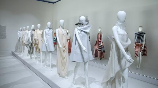 Retrospektivní výstava módní návrhářky Liběny Rochové s názvem Doteky