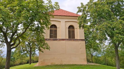 Původní dřevěná zvonice tu stála od roku 1604. V roce 1888 byla na jejím místě postavena zvonice kamenná