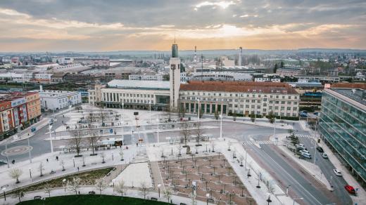 Budova nádraží byla otevřena v neděli 5. května 1935. Ve střední části se nacházely pokladny, kromě toho zde byly standardní služby jako holičství, restaurace, biograf. Věž s hodinami je vysoká 46 metrů