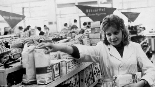 Prodavačka v obchodě ve východním Berlíně