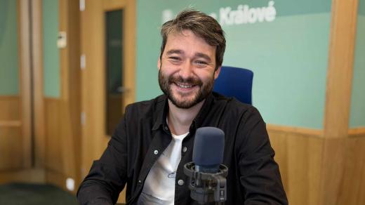 Patrik Stoupa ve studiu Českého rozhlasu Hradec Králové