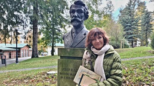 „Mluvící“ busta Josefa Kaluse a Kalusova pravnučka, lékařka Martina Chudobová