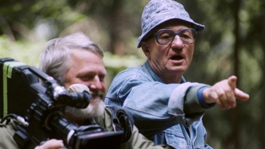 kameraman Andrej Barla a režisér Karel Kachyňa při natáčení filmu Prima sezona