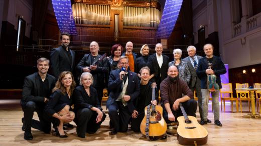 Hosty Aleše Cibulky jsou Helena Vondráčková, Petra Janů, Bára Basiková, Marta Jandová, Petr Janda, Štefan Margita, Pavel Šporcl, Tomáš Klus, Václav Noid Bárta, Ondřej Ruml, Pokáč, Jan Budař a speciální hosté Carmen Mayerová a Petr Kostka