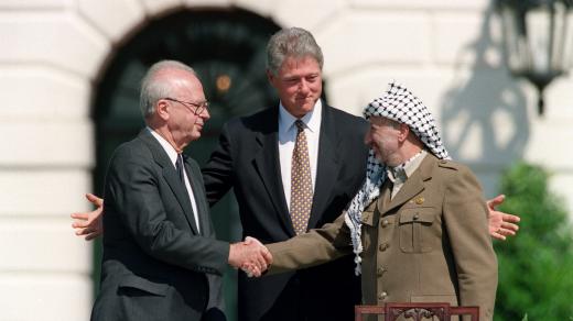 Na příměří mezi Izraelem a Palestinou se v roce 1993 dohodl bývalý premiér židovského státu Jicchak Rabin a bývalý šéf Organizace pro osvobození Palestiny Jásir Arafat