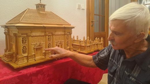 Jiří Cobl se svou miniaturou rumburské Lorety