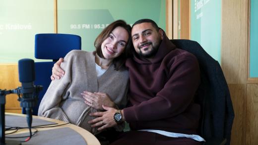 Kamila Nývltová a Eddie Ramadan ve studiu Českého rozhlasu Hradec Králové