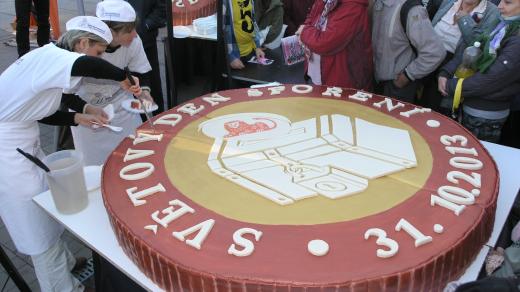 Šedesátinásobná zvětšeniny kovové padesátikoruny v podobě dortu