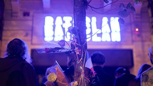 Francie si připomněla oběti útoku v klubu Bataclan před 10 lety