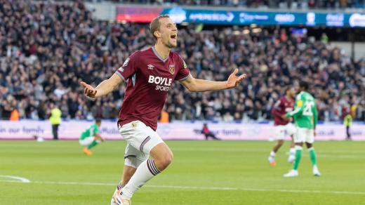 Český fotbalista Tomáš Souček se raduje ze vstřeleného gólu West Hamu proti Newcastlu