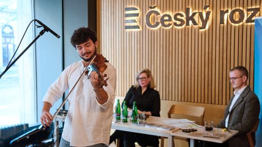 Odpolední Vltava z Radiocafé, houslista Daniel Matejča