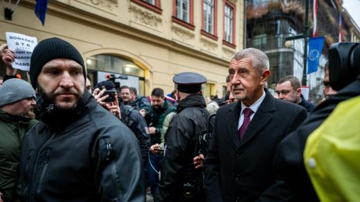 Předseda hnutí ANO Andrej Babiš odchází od památníku sametové revoluce na Národní třídě