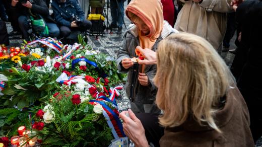 Lidé přišli zapálit svíčky k památníku událostí 17. listopadu 1989 na Národní třídě, kde si lidé připomínali výročí sametové revoluce