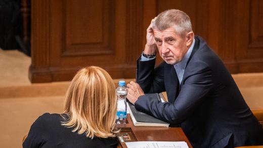 Andrej Babiš mluví s Alenou Schillerovou (oba hnutí ANO) ve Sněmovně