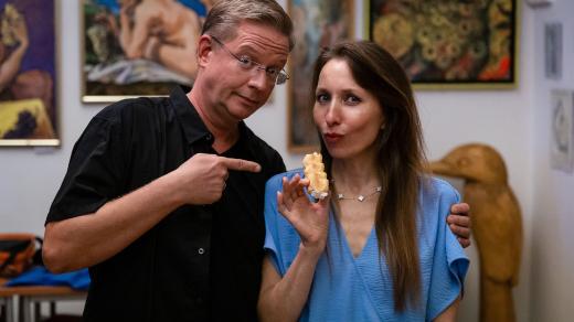 Aleš Cibulka a Tereza Bebarová s trubičkou, které napekla naše posluchačka