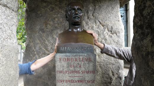 Hrob spiritisty Allana Kardece na pařížskom hřbitově Père Lachaise