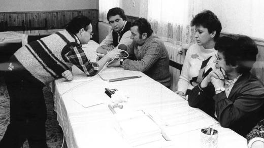 Miroslav Chnurik při natáčení reportáže ve volební místnosti (24. 11. 1990)