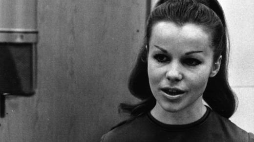 Jorga Kotrbová během natáčení rozhlasové hry (1973)