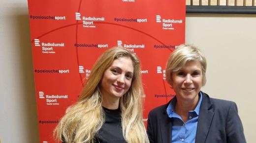 Atletka Nikoleta Jíchová s moderátorkou Kateřinou Neumannovou