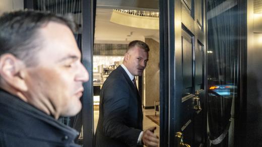 Petr Macinka (vlevo) a Filip Turek (ve dveřích)