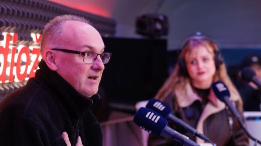 Litoměřický biskup Stanislav Přibyl (v popředí) a hudebníce Tereza Balonová