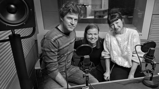 Režisér a pedagog Roman Horák, Dominika Mithofer a koordinátorka projektů kreativního vzdělávání Romana Bartůňková v ArtCafé