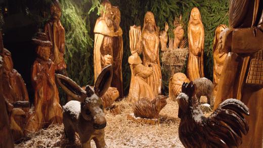 Autorem soch v jablonecké Skřivánčí stezce je řezbář Tomáš Gärtner, betlém vystavuje na vlastní zahradě