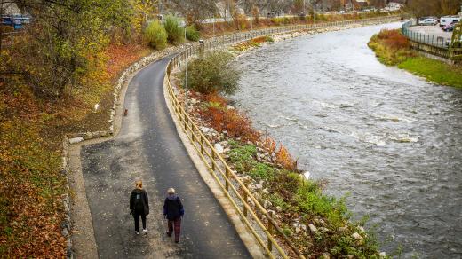 Nová stezka pro cyklisty a chodce mezi kempem U Trojice a Porákovým mostem v Českém Krumlově