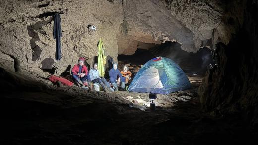 Lezecké i potápěčské družstvo ráno v bivaku. Lezci Adam Pyka a Vojtěch Štrajt (na krajích) jdou zkoušet štěstí dál, potápěči vyrazí už zpět na povrch