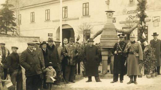 Četník a policejní strážník v plné zbroji