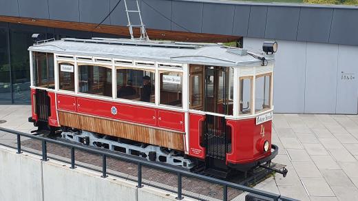 Stará těšínská tramvaj stojí na polském břehu řeky Olše