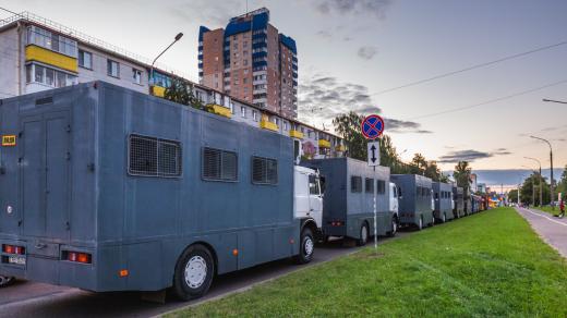 Policejní vozy připravené odvézt do vězení běloruskou opozici