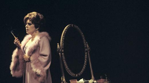 Jiřina Švorcová v titulní roli Emilie Marty ve hře Karla Čapka Věc Makropulos