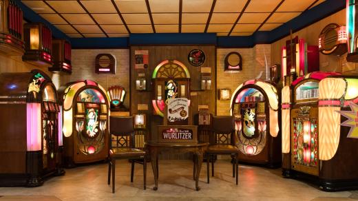 Expozice jukeboxů firmy Wurlitzer představuje hrací skříně v mnoha provedeních a velikostech