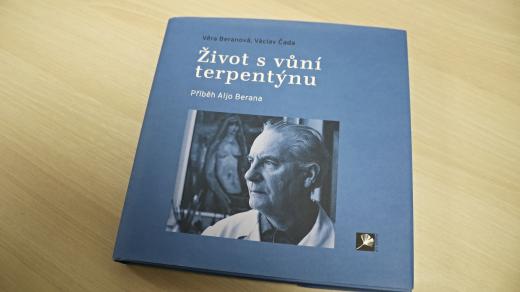 Kniha Život s vůní terpentýnu představuje výtvarníka a pedagoga Alja Berana