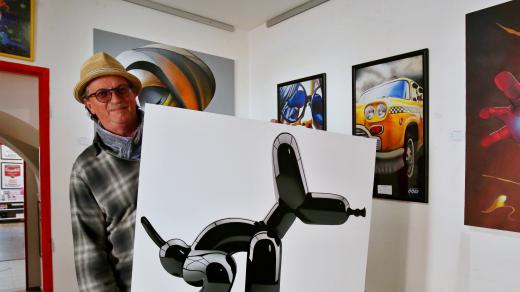 Miroslav Houška ve své Galerii Panská 1 v Českých Budějovicích