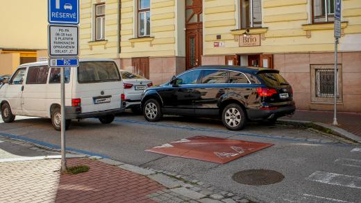 Zpomalovací práh v parkovací zóně v Českých Budějovicích