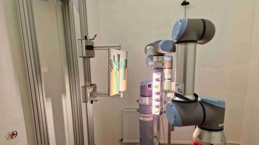 Forenzní policejní robot Erbium pomáhá kriminalistům odhalovat například falzifikáty obrazů